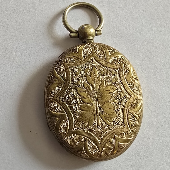 Antique locket Victorian oval  gold tone vintage leaves leaf 1800s botanical - Picture 15 of 15